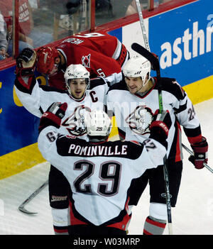 Buffalo Sabres' Daniel Briere, sinistra, festeggia il suo gol contro la Carolina Hurricanes con i compagni di squadra Jason Pominville, anteriore e Taylor Pyatt durante il gioco 1 del NHL Eastern Conference finali all'RBC Center in Raleigh, NC 20 maggio 2006. Dietro la celebrazione è Carolina Hurricanes' il Bret Hedican. (UPI foto/Jeffrey A. Camarati) Foto Stock