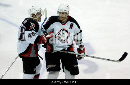 Buffalo Sabres' Daniel Briere, sinistra, si congratula con il compagno di squadra di Jay McKee dopo McKee il gol della eventuale obiettivo vincente contro la Carolina Hurricanes durante il gioco 1 del NHL Eastern Conference finali all'RBC Center in Raleigh, NC 20 maggio 2006. Le sciabole ha vinto 3-2. (UPI foto/Jeffrey A. Camarati) Foto Stock