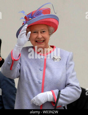 La Gran Bretagna è la Regina Elisabetta II onde dalle fasi di la capitale dello Stato della Virginia a Richmond, Virginia, il 3 maggio 2007. Durante il Queen's prima visita di Stato degli Stati Uniti in 16 anni, lei si recherà in visita in Jamestown, Virginia per commemorare lo storico insediamento il quattrocentesimo anniversario, frequentare il Kentucky Derby e partecipare a una cena di stato con il Presidente e la signora Bush. (UPI foto/Roger L. Wollenberg) Foto Stock