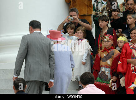 Nativi americani guardare gli ospiti come la Gran Bretagna è la Regina Elisabetta II, scortato da Gov. Tim Kaine, D-VA, arriva presso la capitale dello Stato della Virginia a Richmond, Virginia, il 3 maggio 2007. Durante il Queen's prima visita di Stato degli Stati Uniti in 16 anni, lei si recherà in visita in Jamestown, Virginia per commemorare lo storico insediamento il quattrocentesimo anniversario, frequentare il Kentucky Derby e partecipare a una cena di stato con il Presidente e la signora Bush. (UPI foto/Roger L. Wollenberg) Foto Stock