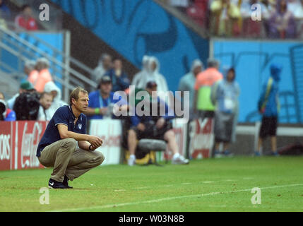 USA coach Jurgen Klinsmann guarda dal perimetro durante il 2014 Coppa del Mondo FIFA Gruppo G corrisponde all'Arena Pernambuco Recife, Brasile il 26 giugno 2014. UPI/Chris Brunskill Foto Stock