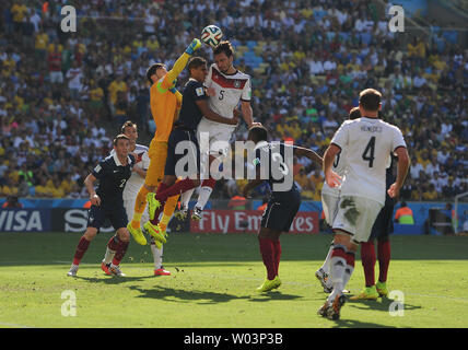 Hugo Lloris di Francia punzoni chiaro sotto pressione da Mats Hummels della Germania durante il 2014 FIFA World Cup Quarti di finale corrisponde all'Estadio do Maracana di Rio de Janeiro in Brasile nel mese di luglio 04, 2014. UPI/Chris Brunskill Foto Stock