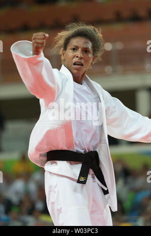 Rafaela Silva del Brasile festeggia dopo le qualifiche per la medaglia d'oro round dopo aver sconfitto nelle donne il 57-kg Judo durante il basket concorrenza al Carioca Arena 2 a Rio de Janeiro, Brasile, 8 agosto 2016. Silva è andato a vincere la medaglia d'oro per il Brasile. Foto di Richard Ellis/UPI Foto Stock