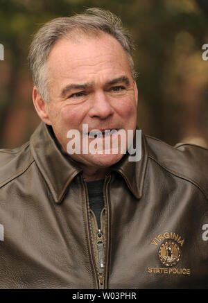 Ex Virginia democratico Gov. Tim Kaine arriva a salutare gli elettori al di fuori della città di Richmond principale biblioteca pubblica, una stazione di polling per il giorno delle elezioni del 6 novembre 2012, in Richmond, Virginia. Kaine è in esecuzione nei confronti degli ex Sen. repubblicano George Allen per il senato sede essendo lasciata libera dal Sen. James Webb (D-VA). UPI/Mike Theiler Foto Stock