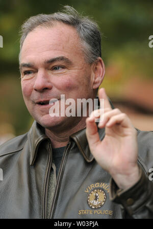 Ex Virginia democratico Gov. Tim Kaine arriva a salutare gli elettori al di fuori della città di Richmond principale biblioteca pubblica, una stazione di polling per il giorno delle elezioni del 6 novembre 2012, in Richmond, Virginia. Kaine è in esecuzione nei confronti degli ex Sen. repubblicano George Allen per il senato sede essendo lasciata libera dal Sen. James Webb (D-VA). UPI/Mike Theiler Foto Stock