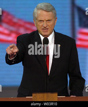 Il Senatore democratico Zell Miller, Ga., indirizzi i delegati alla Convention Nazionale Repubblicana a Madison Square Garden a New York il 7 settembre 1, 2004. Egli ha detto che era la boccola di supporto nella elezione perché la sua famiglia è più importante del suo partito. (UPI foto/Greg Whitesell) Foto Stock