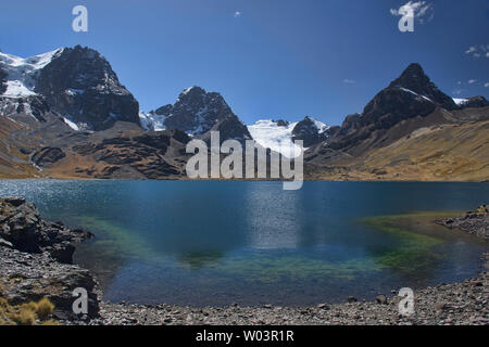 Incredibile scenario alpino al Chiar Khota Lago e Condoriri Basecamp lungo la cordigliera Real traversa, Bolivia Foto Stock