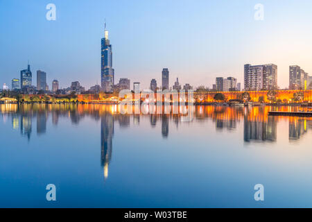 Vista notturna della città sul lago Foto Stock