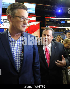 RNC keynote speaker governatore Chris Christie (R-NJ) parla la mattina con Joe Scarborough prima Presidente Reince Priebus del RNC a Tampa Bay Times Forum di Tampa il 27 agosto 2012. UPI/Mike Theiler Foto Stock