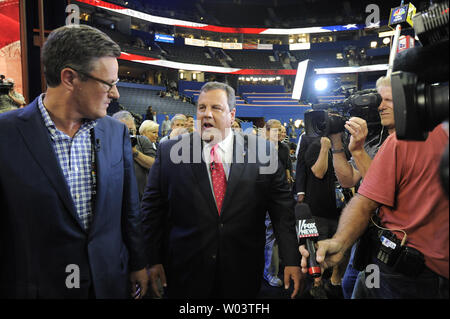 RNC keynote speaker governatore Chris Christie (R-NJ) parla la mattina con Joe Scarborough prima Presidente Reince Priebus del RNC a Tampa Bay Times Forum di Tampa il 27 agosto 2012. UPI/Mike Theiler Foto Stock