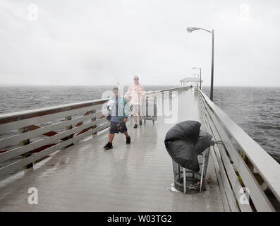 I pescatori Destin Tiburcio, 7 anni e Alan Roberts la lotta contro il vento e le piogge dalla tempesta tropicale Isacco sul molo la zavorra Point Park a Tampa, Florida 27 agosto 2012 tempesta tropicale Isaac ha causato la cancellazione della Convention Nazionale Repubblicana per il giorno. UPI/Mark Wallheiser Foto Stock