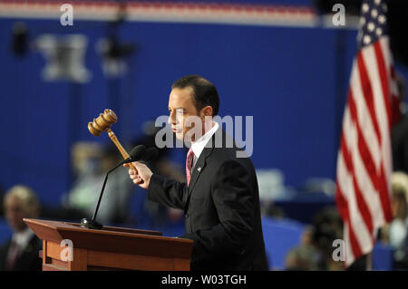 Presidente Reince Priebus del RNC bangs il suo martello per aprire la Convention Nazionale Repubblicana a Tampa Bay Times Forum di Tampa il 27 agosto 2012. UPI/Matthew Healey Foto Stock