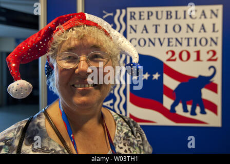 Delegato alternativo Karen Skrill del Vermont attende l inizio del giorno prima di quello di RNC Presidente Reince Priebus della Convention Nazionale Repubblicana bangs l'apertura martello a Tampa Bay Times Forum di Tampa il 27 agosto 2012. UPI/Gary Caskey C. Foto Stock