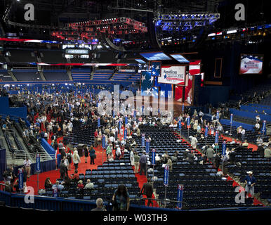 I delegati iniziano il deposito in arena prima Presidente Reince Priebus del RNC bangs l'apertura martello per il 2012 Convention Nazionale Repubblicana a Tampa Bay Times Forum di Tampa il 27 agosto 2012. UPI/Gary Caskey C. Foto Stock