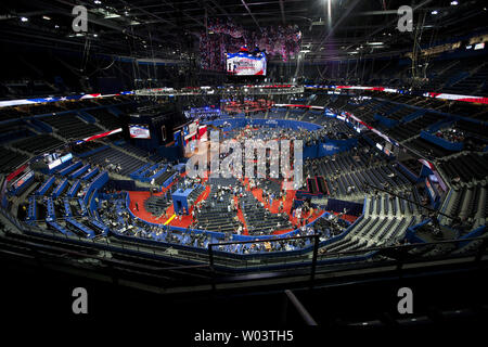 I delegati iniziano il deposito in arena prima Presidente Reince Priebus del RNC bangs l'apertura martello per il 2012 Convention Nazionale Repubblicana a Tampa Bay Times Forum di Tampa il 27 agosto 2012. UPI/Gary Caskey C. Foto Stock