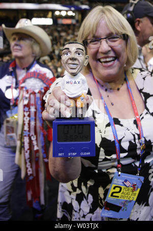 Un delegato repubblicano detiene un presidente Barack Obama la bambola al 2012 Convention Nazionale Repubblicana a Tampa Bay Times Forum di Tampa il 28 agosto 2012. UPI/Mark Wallheiser Foto Stock