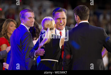 Partito Repubblicano candidato presidenziale Mitt Romney (C) Janna Ryan dopo aver accettato la nomina a Presidente al 2012 Convention Nazionale Repubblicana a Tampa Bay Times Forum di Tampa il 30 agosto 2012. Il vicepresidente designato Paolo Ryan si erge a destra. UPI/Mark Wallheiser Foto Stock