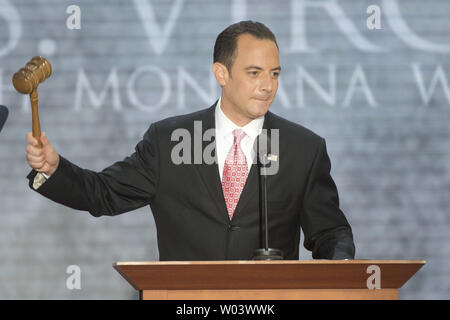 RNC Presidente Reince Priebus bangs il suo martello per aprire la Convention Nazionale Repubblicana a Tampa Bay Times Forum di Tampa il 27 agosto 2012. Tempesta tropicale Isacco costretto la cancellazione della maggior parte dei primi giorni di attività presso la convenzione. UPI/Kevin Dietsch Foto Stock