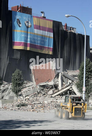 Kodak Edificio 9 giace in un palo del rublo e polvere dopo che esso è stato implosa " a Kodak Park a Rochester, New York, il 30 giugno 2007. L'edificio sul lago Avenue è implosa " alle 8 del mattino Sabato mattina. Entro la fine dell'anno, il numero di edifici su Kodak Park sarà ridotta da 212 a 104. (UPI foto/Jerome Davis) Foto Stock