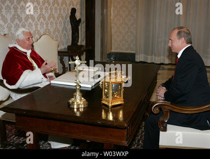 Papa Benedetto XVI ha colloqui con il presidente russo Vladimir Putin durante il loro incontro in Vaticano il 13 marzo 2007. L incontro è stato il primo fra Benedetto e Putin è parte di una visita che prende il Russo leader in Italia e in Grecia questa settimana. (UPI foto/Anatoli Zhdanov) Foto Stock
