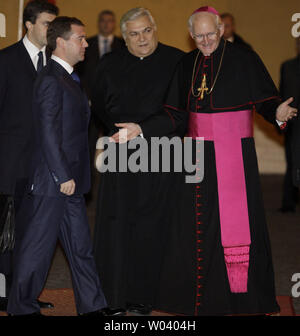 Il Presidente russo Dmitry Medvedev è accolto al suo incontro con Papa Benedetto XVI in Vaticano il 3 dicembre 2009. UPI/Anatoli Zhdanov Foto Stock