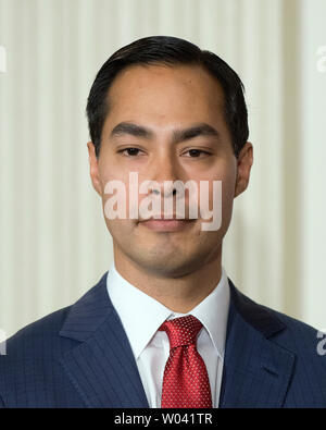 Sindaco di Julián Castro di San Antonio, Texas guarda come presidente degli Stati Uniti Barack Obama annuncia la sua nomina a Segretario di Albergare e Sviluppo urbano (HUD) sostituzione attuale segretario Shaun Donovan come nello stato in sala da pranzo della Casa Bianca a Washington D.C. il Venerdì, 23 Maggio 2014.Credit: Ron Sachs / Pool via CNP /MediaPunch Foto Stock