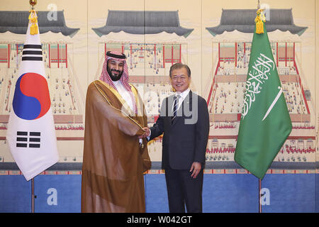 Seoul, Corea del Sud. Il 26 giugno, 2019. Il Presidente sud coreano Moon Jae in Arabia e Crown Princess Mohammed Bin Salman scattare foto prima del loro vertice Bluehouse presidenziale a Seul, in Corea del Sud. Presidente Moon Jae-in è impostato per tenere un vertice con il Principe ereditario Mohammed Bin Salman di Arabia Saudita il mercoledì per discutere i modi per espandere la cooperazione economica e per rafforzare i legami bilaterali. Credito: Presidente House/ZUMA filo/Alamy Live News Foto Stock