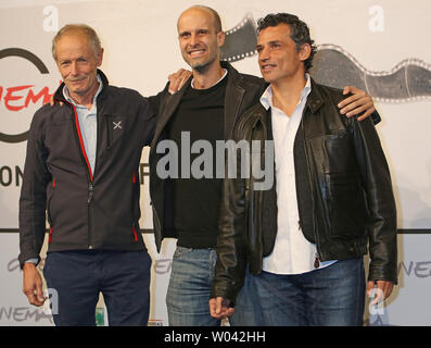 Henry DeLuca (L), Edoardo Ponti (C) ed Enrico Lo verso di arrivare a una foto chiamata per il film "Il turno di notte lo fanno le stelle (l'Nightshift appartiene alle stelle)' nel corso della settima edizione del festival Roma Festival Internazionale del Film di Roma il 10 novembre 2012. UPI/David Silpa Foto Stock