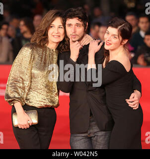 Valerie Lemercier (L), Geremie Elkaim (C) e Valerie Donzelli arrivare sul tappeto rosso per il film 'Main dans la principale (mano nella mano)' nel corso della settima edizione del festival Roma Festival Internazionale del Film di Roma il 10 novembre 2012. UPI/David Silpa Foto Stock