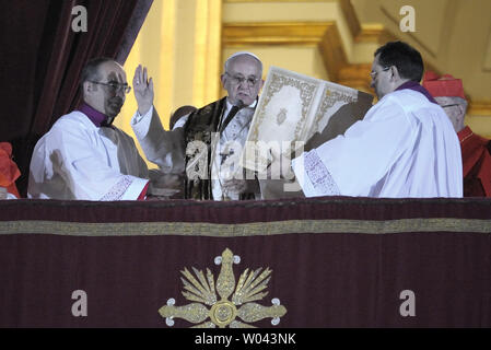 Argentina Jorge Bergoglio, eletto Papa Francesco, prega dalla finestra della Basilica di San Pietro il balcone dopo essere stato eletto il 266th Papa della Chiesa Cattolica Romana il 13 marzo 2013 in Vaticano. Egli divenne il primo non-Papa europeo in quasi 1.300 anni. UPI/Stefano Spaziani Foto Stock