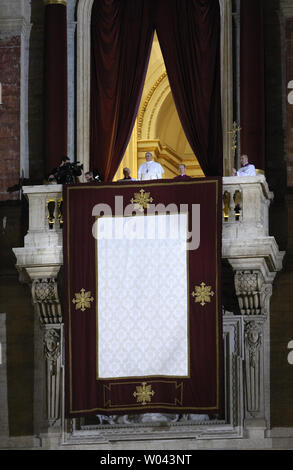 Argentina Jorge Bergoglio, eletto Papa Francesco, onde dalla Basilica di San Pietro il balcone dopo essere stato eletto il 266th Papa della Chiesa Cattolica Romana il 13 marzo 2013 in Vaticano. Egli divenne il primo non-Papa europeo in quasi 1.300 anni. UPI/Stefano Spaziani Foto Stock