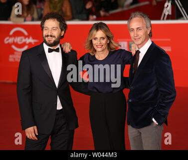 Claudio Santamaria (L), Isabella Ferrari (C) e Marco Travaglio arriva sul tappeto rosso prima della proiezione del film "Il venditore di medicina' durante l'ottava edizione del Roma Festival Internazionale del Film di Roma il 11 novembre 2013. UPI/David Silpa Foto Stock