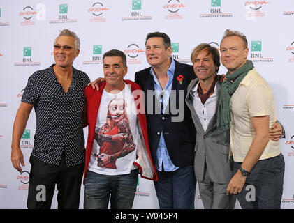 (Da l a r) Martin Kemp, John Keeble, Tony Hadley, Steve Norman e Gary Kemp degli Spandau Ballet arriva a una foto per il film di 'Soul ragazzi di tutto il Mondo Occidentale' durante la nona edizione del Roma Festival Internazionale del Film di Roma il 20 ottobre 2014. UPI/David Silpa Foto Stock