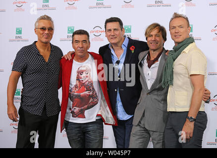 (Da l a r) Martin Kemp, John Keeble, Tony Hadley, Steve Norman e Gary Kemp degli Spandau Ballet arriva a una foto per il film di 'Soul ragazzi di tutto il Mondo Occidentale' durante la nona edizione del Roma Festival Internazionale del Film di Roma il 20 ottobre 2014. UPI/David Silpa Foto Stock