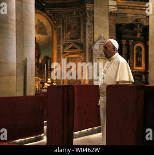 Papa San Francesco sorge nella parte anteriore della Santa Sindone, creduto da alcuni cristiani di essere il sudario di sepoltura di Gesù di Nazaret, il 21 giugno 2015 nella cattedrale di Torino, Italia. Foto di Stefano Spaziani/UPI Foto Stock