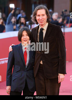 Donna Tartt (L) e Wes Anderson arriva sul tappeto rosso durante la decima edizione della Roma Festival Internazionale del Film di Roma il 19 ottobre 2015. Foto di David Silpa/UPI Foto Stock