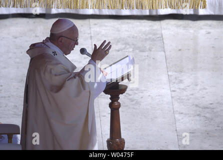 Papa Francesco conduce una Messa di canonizzazione di Madre Teresa di fronte a 120.000 fedeli in Piazza San Pietro in Vaticano il 4 settembre 2016. Madre Teresa di Calcutta, che ha dedicato la sua vita ad aiutare i poveri in India, fu dichiarato santo da Francesco. Foto di Stefano Spaziani/UPI Foto Stock