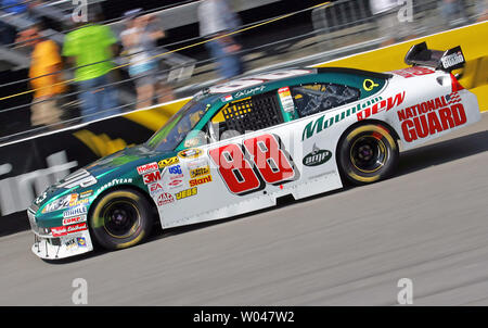 Dale Earnhardt Jr va giù il tratto posteriore durante la corsa del NASCAR Chevy Rock & Ruolo 400 presso il Richmond International Speedway di Richmond, Virginia, 7 settembre 2008. Jimmie Johnson è andato a vincere. (UPI foto/Karl B. DeBlaker) Foto Stock