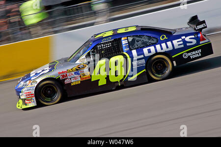 Jimmie Johnson va giù il tratto posteriore durante la corsa del NASCAR Chevy Rock & Ruolo 400 presso il Richmond International Speedway di Richmond, Virginia, 7 settembre 2008. Johnson è andato a vincere.(UPI foto/Karl B. DeBlaker) Foto Stock