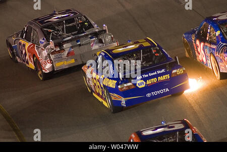 Scott Speed (82) corre davanti a Michael Waltrip (55) durante la corsa di NASCAR Chevy Rock & Ruolo 400 a Richmond International Speedway di Richmond, Virginia, Sett. 12, 2009. UPI/Karl B DeBlaker Foto Stock