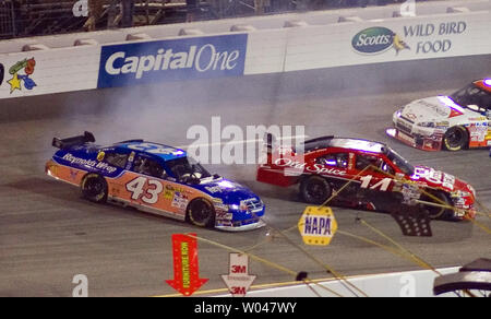 Reed Sorenson (43) gira con Tony Stewart (14) a sua volta quattro durante la corsa del NASCAR Chevy Rock & Ruolo 400 a Richmond International Speedway di Richmond, Virginia, Sett. 12, 2009. UPI/Karl B DeBlaker Foto Stock