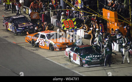 Dale Earnhardt Jr (88), Joey Logano (20), e Brian Vickers (83) effettuare soste ai box durante la corsa del NASCAR Chevy Rock & Ruolo 400 a Richmond International Speedway di Richmond, Virginia, Sett. 12, 2009. UPI/Karl B DeBlaker Foto Stock