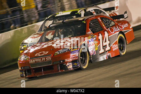 Tony Stewart (14) passa Greg Biffle durante la corsa del NASCAR Chevy Rock & Ruolo 400 al Circuito Internazionale di Richmond a Richmond, Virginia, Sett. 12, 2009. UPI/Karl B DeBlaker Foto Stock