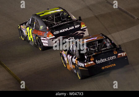 Jeff Gordon (24) conduce Denny Hamlin (11) durante la corsa di NASCAR Chevy Rock & Ruolo 400 al Circuito Internazionale di Richmond a Richmond, Virginia, Sett. 12, 2009. UPI/Karl B DeBlaker Foto Stock