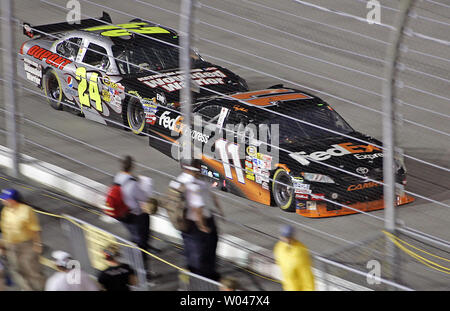 Denny Hamlin (11) porta Jeff Gordon (24) durante la corsa di NASCAR Chevy Rock & Ruolo 400 a Richmond International Speedway di Richmond, Virginia, Sett. 12, 2009. UPI/Bryan D DeBlaker Foto Stock