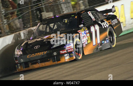 Denny Hamlin va giù il backstretch durante la corsa del NASCAR Chevy Rock & Ruolo 400 al Circuito Internazionale di Richmond a Richmond, Virginia, Sett. 12, 2009. UPI/Karl B DeBlaker Foto Stock