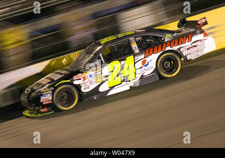 Jeff Gordon va giù il tratto posteriore durante la corsa del NASCAR Chevy Rock & Ruolo 400 al Circuito Internazionale di Richmond a Richmond, Virginia, Sett. 12, 2009. UPI/Karl B DeBlaker Foto Stock