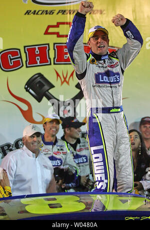 Jimmie Johnson celebra nella corsia di vittoria dopo aver vinto la Chevy Rock & Roll 400 Nextel Cup gara a Richmond International Speedway in Richmond, VA, Settembre. 8, 2007. (UPI foto/Karl Deblaker) Foto Stock