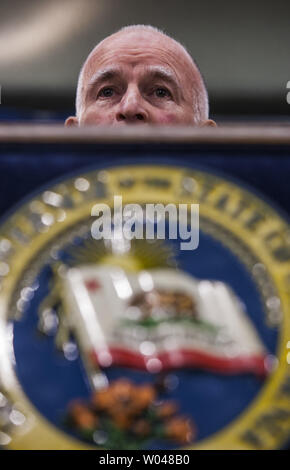 Governatore Edmund G. Brown Jr. rilascia il suo bilancio 2013-14 proposta presso la capitale dello Stato, a Sacramento, in California, il 10 gennaio 2013. UPI/Ken James Foto Stock