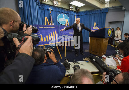 Governatore Edmund G. Brown Jr. rilascia il suo bilancio 2013-14 proposta presso la capitale dello Stato, a Sacramento, in California, il 10 gennaio 2013. UPI/Ken James Foto Stock